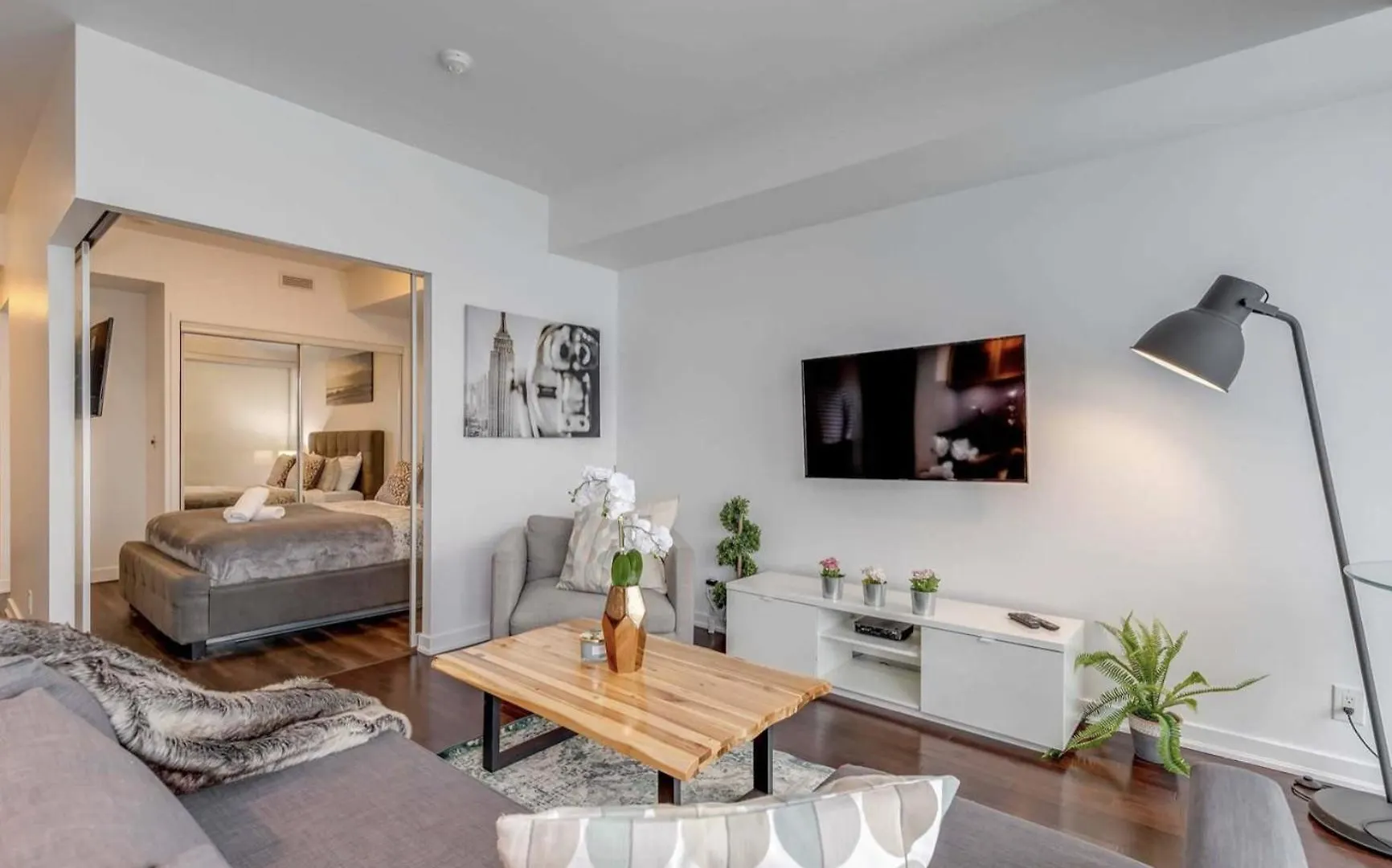 Downtown Toronto Condo Close To Cn Tower!!