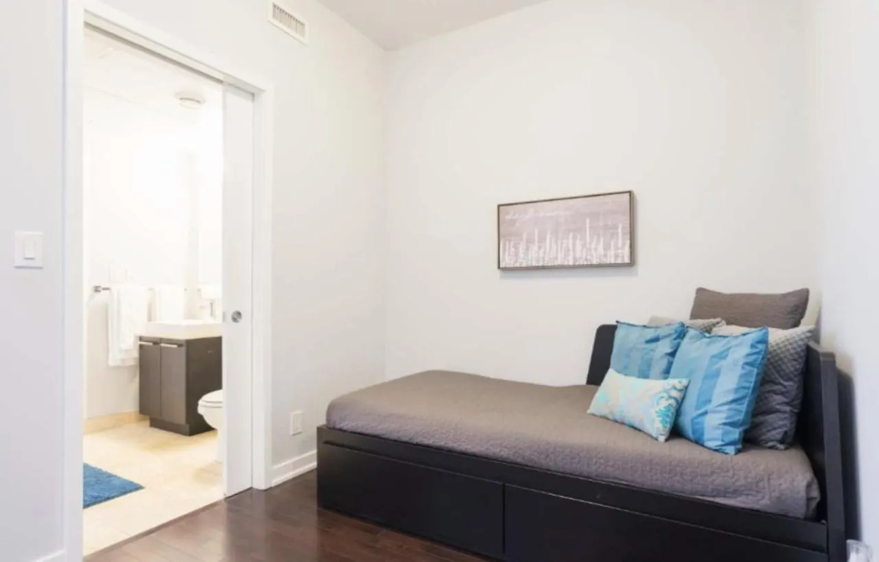 Downtown Toronto Condo Close To Cn Tower!!