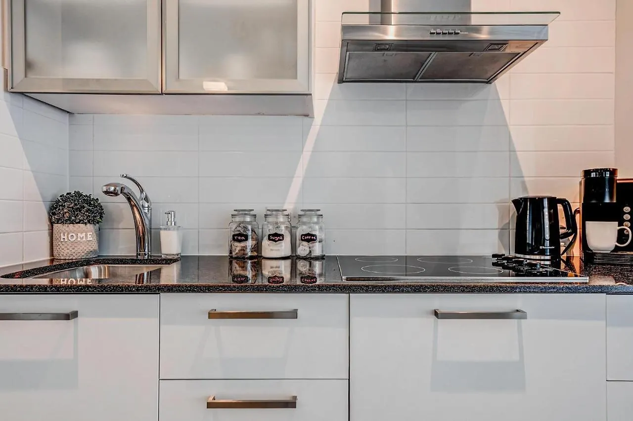 Downtown Toronto Condo Close To Cn Tower!!
