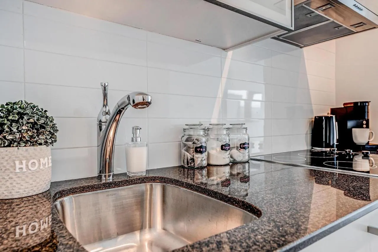 Downtown Toronto Condo Close To Cn Tower!!